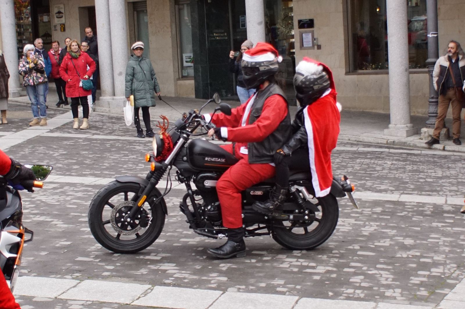 Alba de Tormes se despierta con el ruido de la 'Papanoelada motera' presidida por Papá Noel