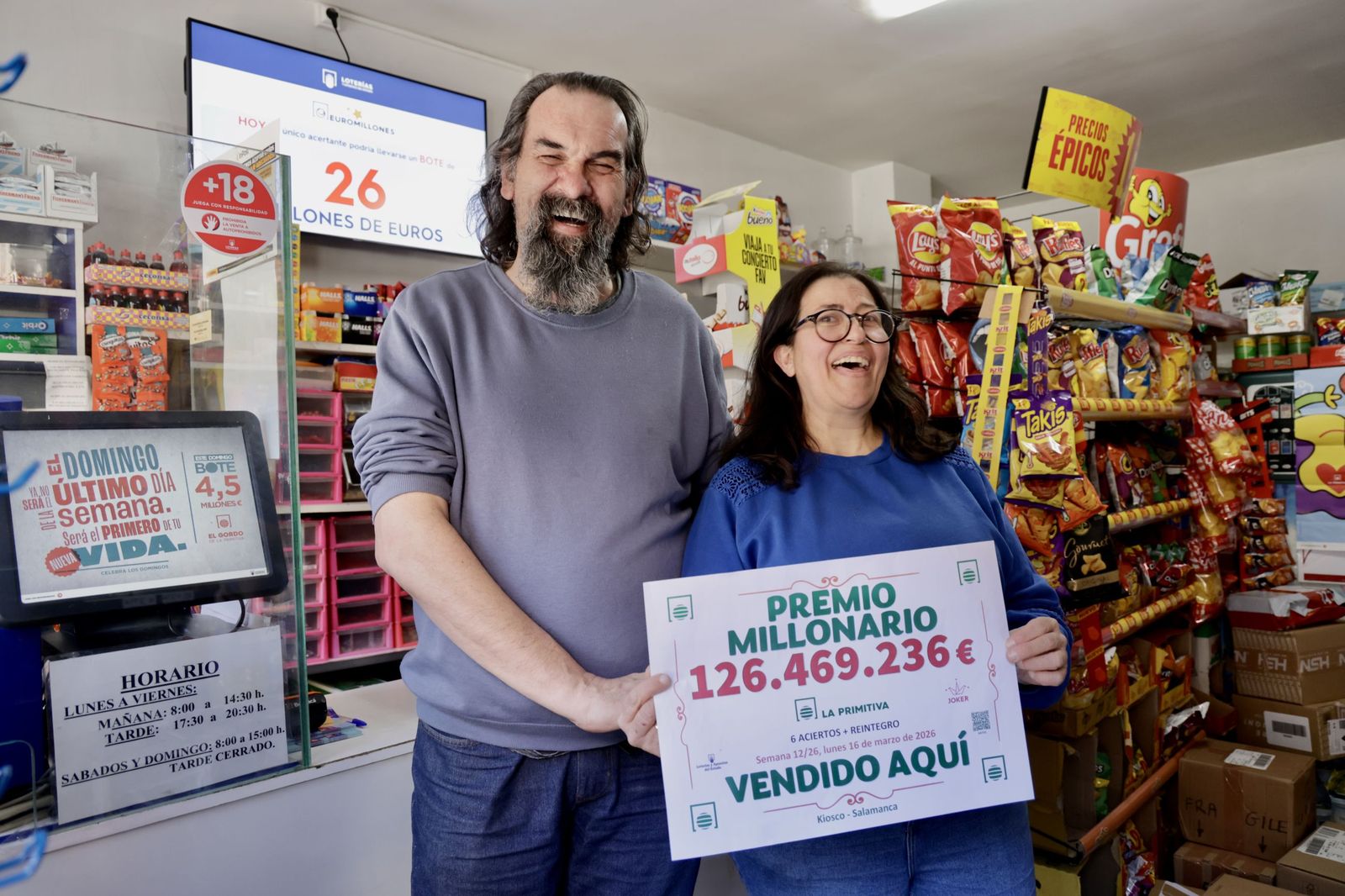 Marisa y Serafín regentan El Puente, el pequeño kiosco en el barrio trastormesino de Chamberí que han dado un premio de 126 millones