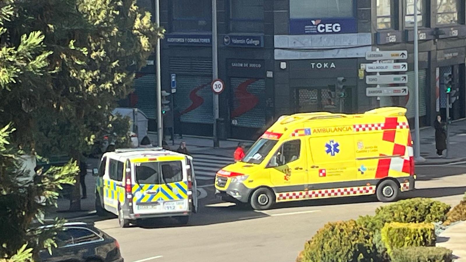 Herido un joven tras chocar su patinete contra un turismo en la rotonda de la Puerta de Zamora