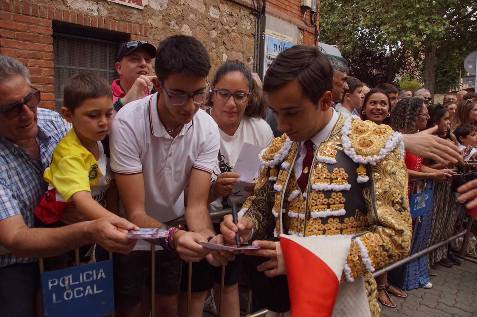 Gran ambiente en La Glorieta para la tarde de toros de Morante de la Puebla, Ismael Martín y Marco Pérez