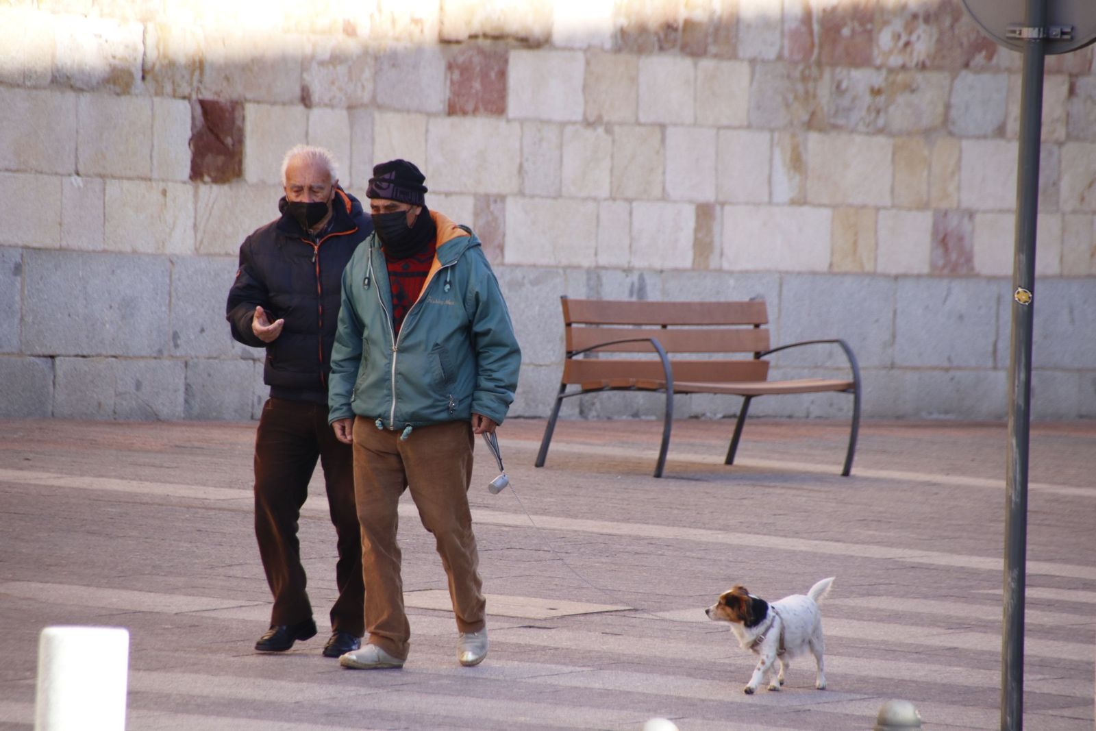 Gente por las calles de Salamanca en invierno