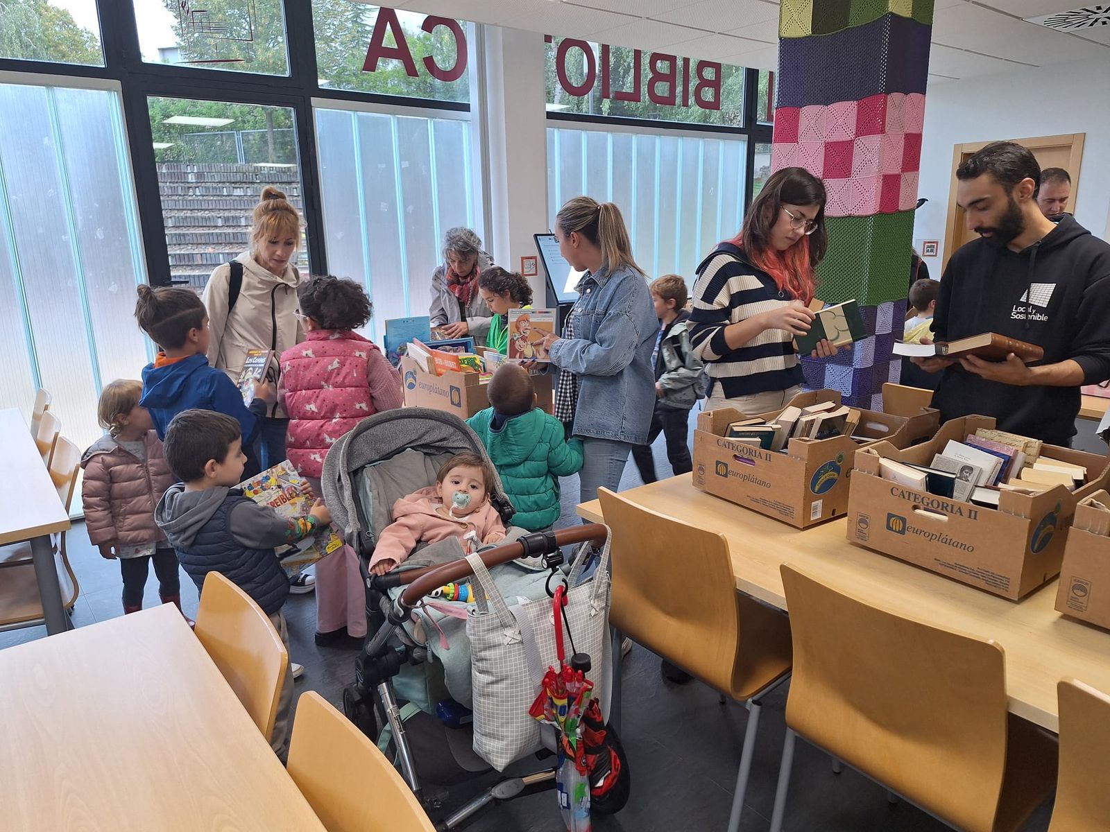 Mercadillo solidario de libros a favor de la ELA en la biblioteca de Villamayor