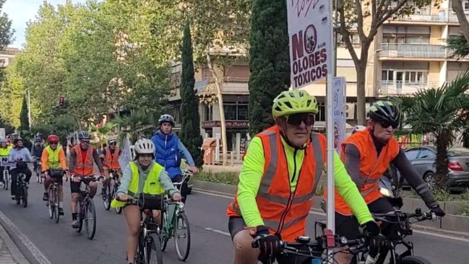 Marcha en bicicleta para protestar contra los malos olores desprendidos de la fábrica de grasas de Gudino