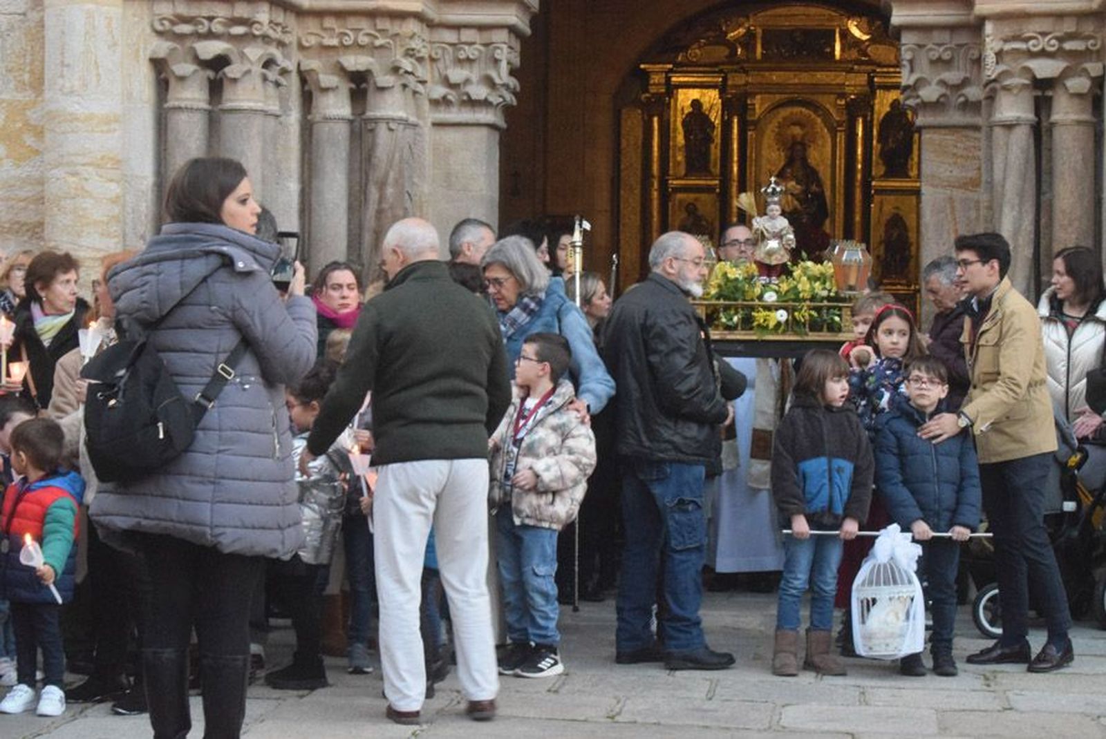 las-candelas-vuelven-a-unir-la-iglesia-de-san-juan-con-la-de-san-vicente-53