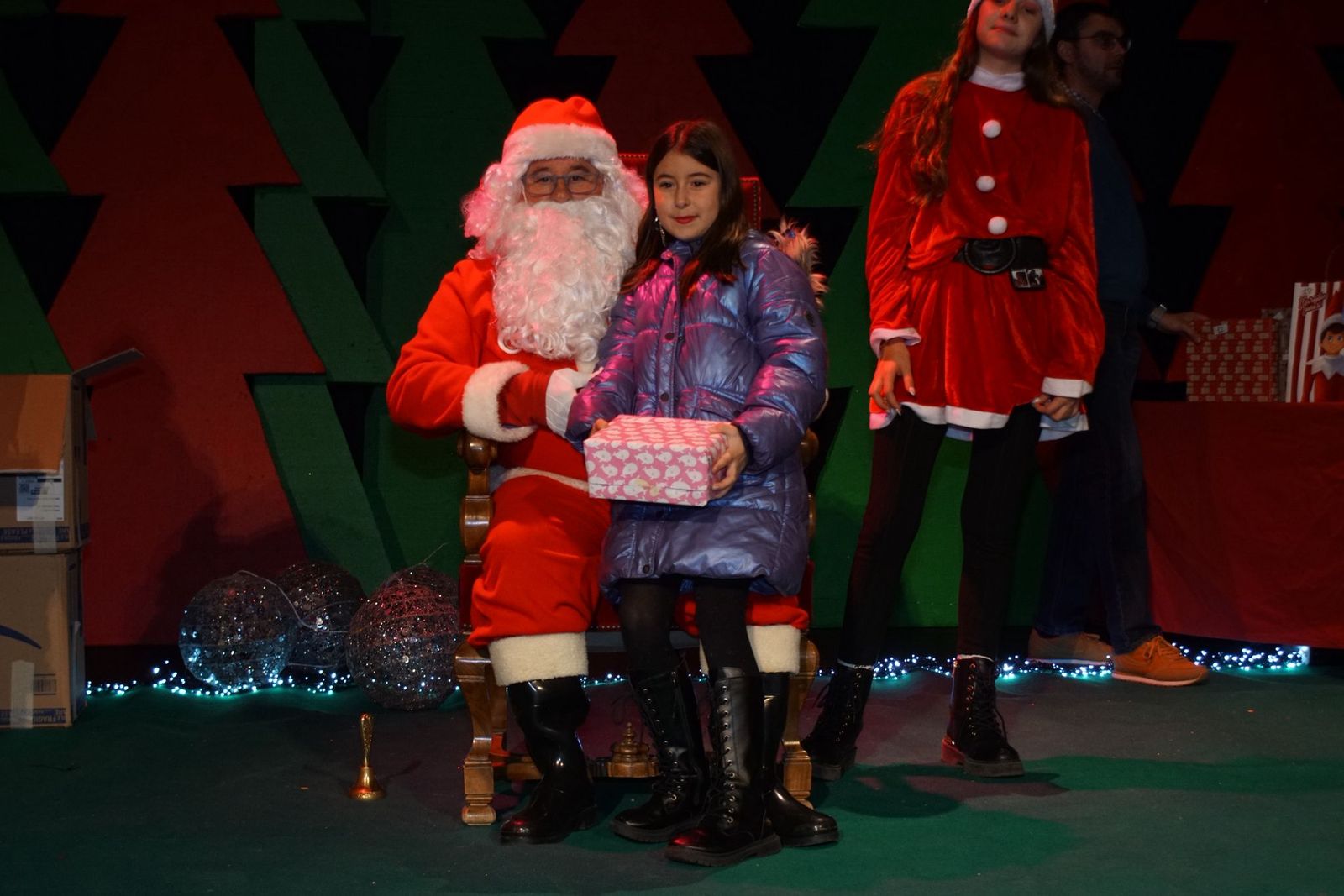 Papá Noel recorre las calles de Alba de Tormes y entrega regalos a los niños
