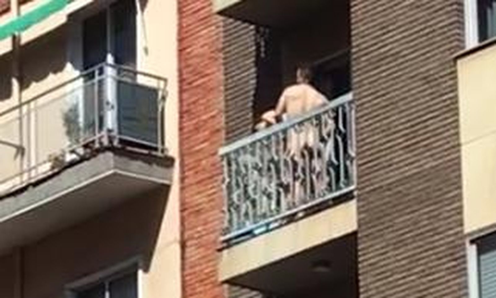 Pillan a una pareja teniendo sexo a plena luz del día en un balcón de la avenida Portugal 