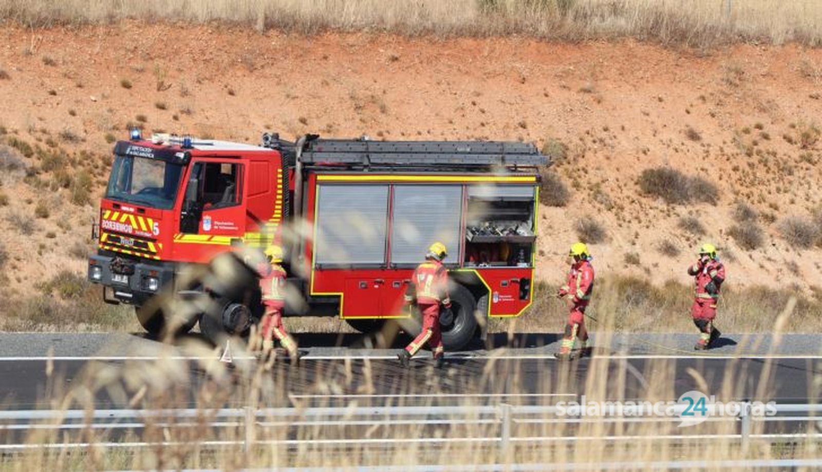 GALERÍA | Un camión con paja se quema en la A-50