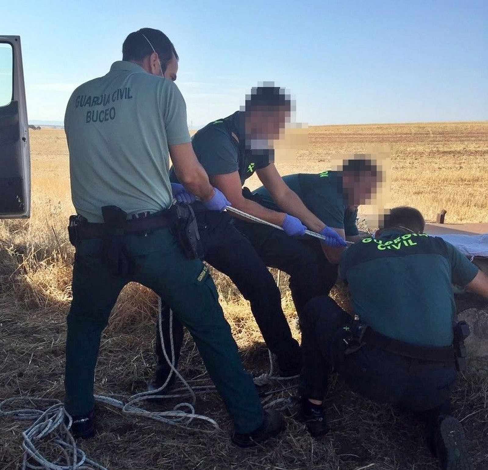 [Grupoextremadura] Nota Prensa La Guardia Civil Investigo A Dos Pacenses Por Un Delito De Maltrato Animal Al Dar Muerte Y Arrojar A Cuatro Perros A Un Pozo"