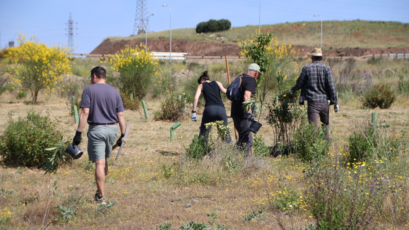 Voluntariado ambiental en el Marín de la Fundación Tormes EB para plantar adelfas como refugio de fauna