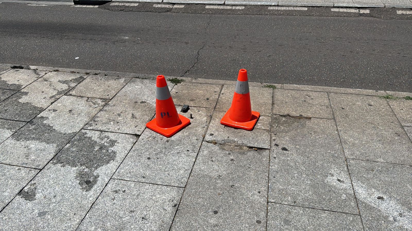 Restos de la señal contra la que impactó el conductor que perdió el control de su vehículo en la calle San Pablo Restos de la señal contra la que impactó el conductor que perdió el control de su vehículo en la calle San Pablo