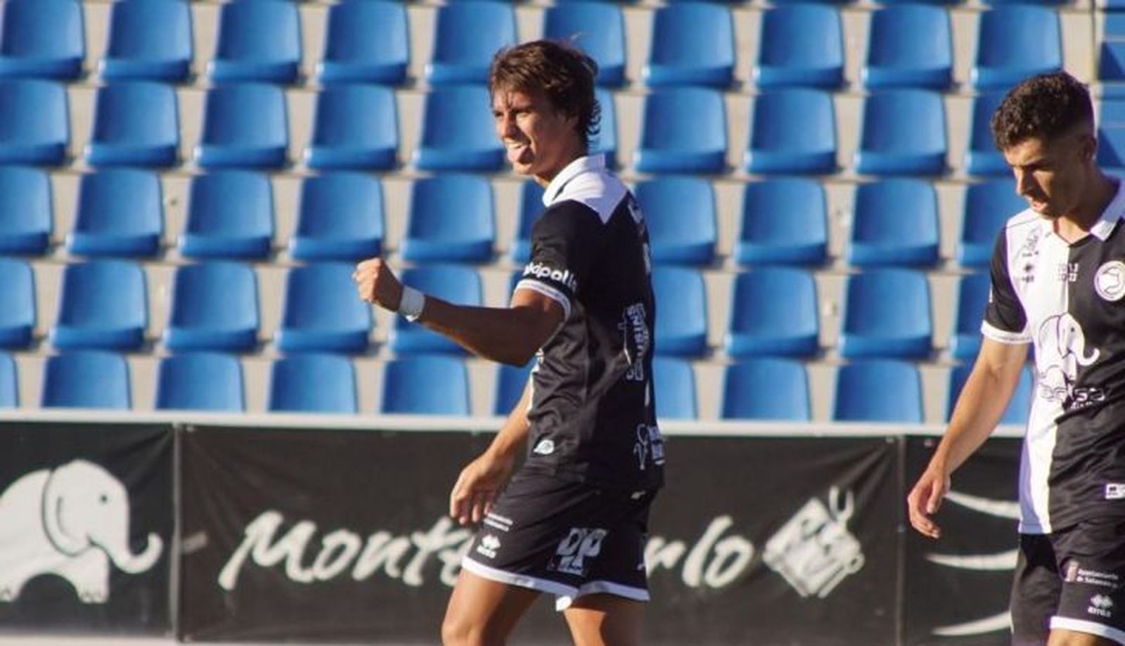 Slavy celebra un gol con Unionistas ante el Real Unión de Irún