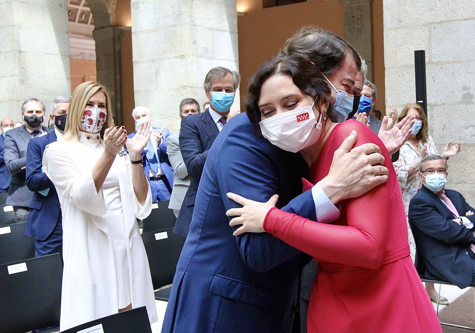 Alfonso Fernández Mañueco y Ayuso se abrazan durante la toma de posesión como alcaldesa de Madrid. Foto ICAL.