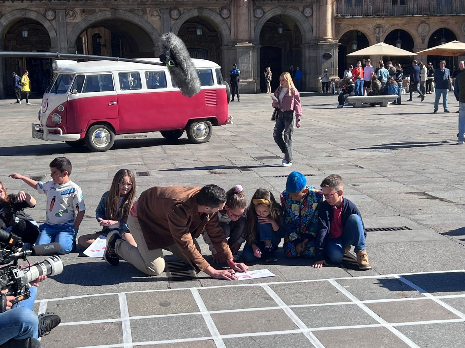 Rodaje de 'La caravana educativa' en la Plaza Mayor de Salamanca