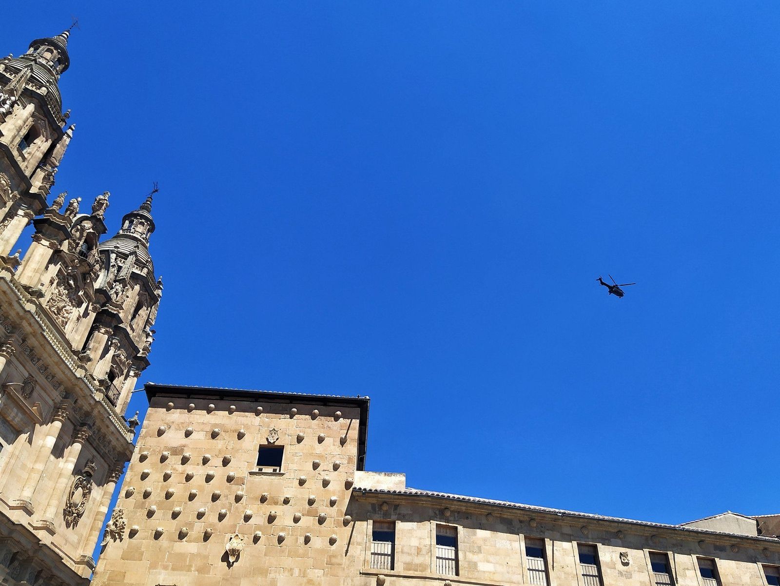 El helicóptero militar que ha sobrevolado este miércoles el cielo de Salamanca. | FOTO: cedida por @SalamancaBlog