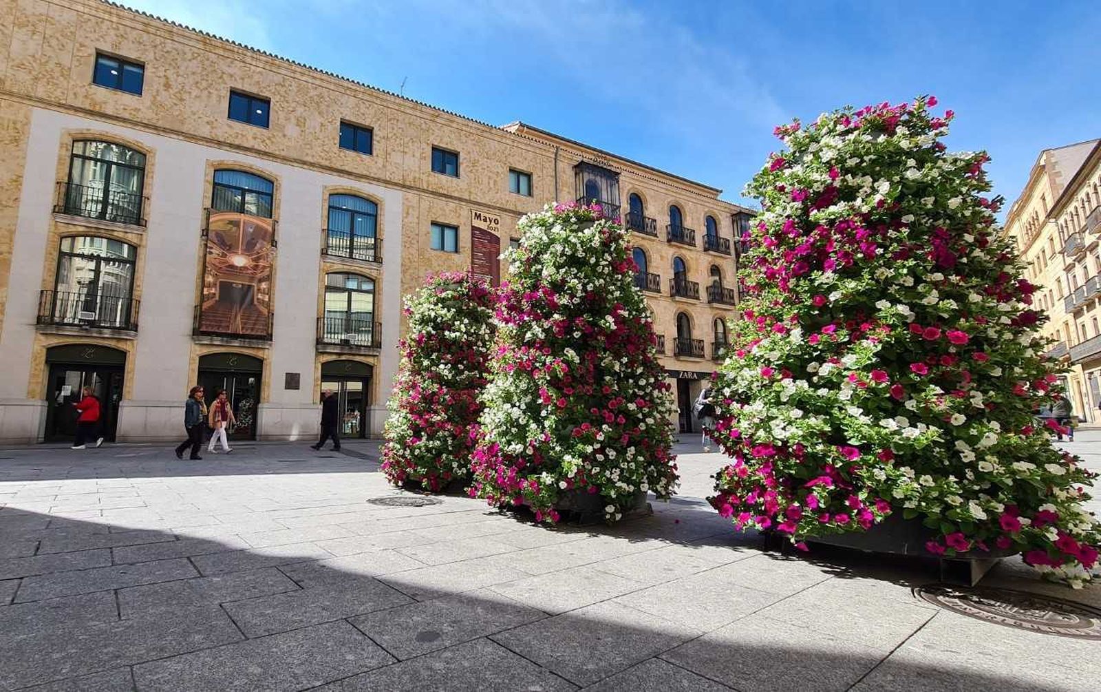 La plaza de Liceo con las cinco torres florales