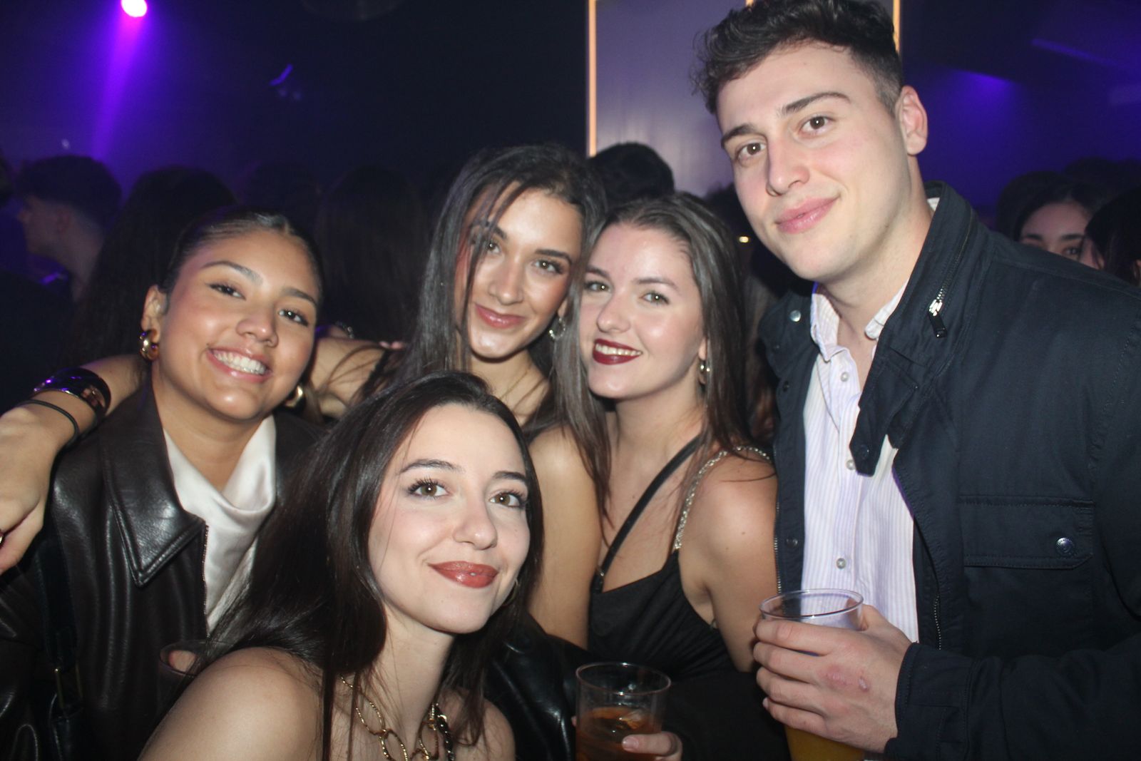 El Fin de Año Universitario continua por los bares de la capital del Tormes tras las doce campanadas