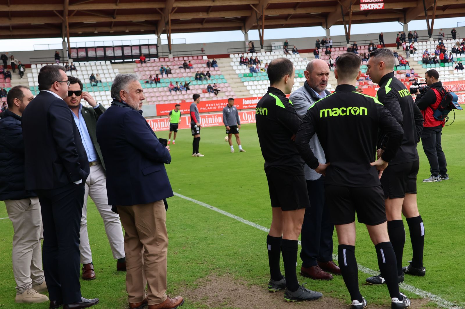 Rafael Louzán, presidente de la Federación de Fútbol con los árbitros en el Ruta de la Plata antes de comenzar el partido Zamora CF - SD Ponferradina.