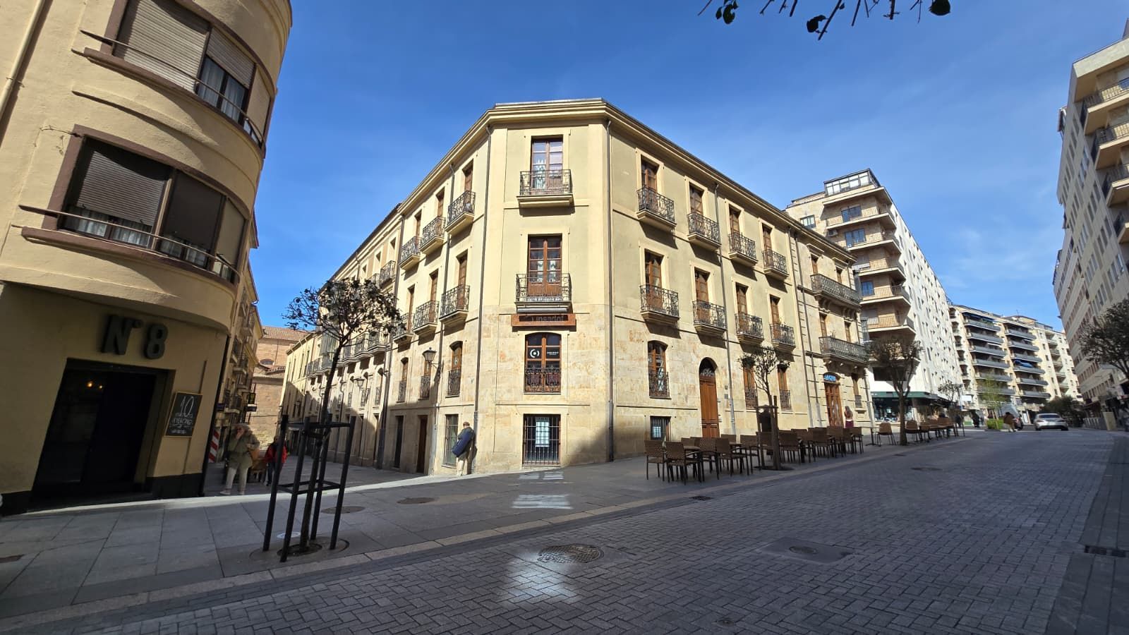 Edificio de los pisos que están en subasta ubicado en calle Prior y con entradas por distintas calles