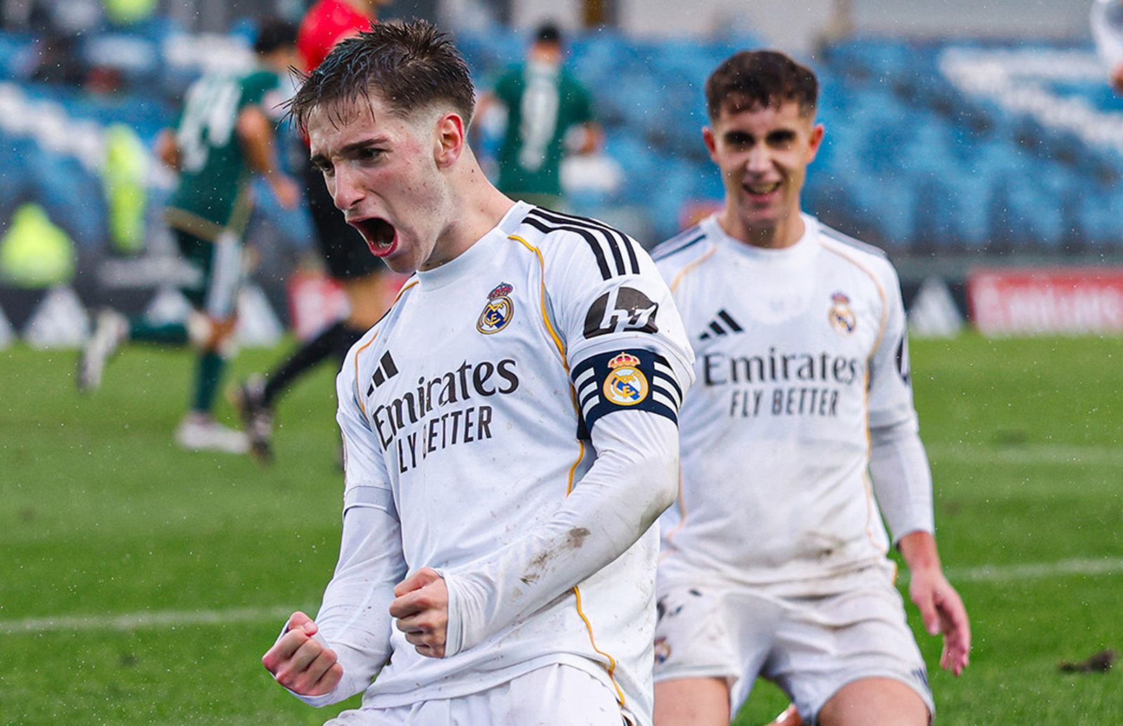 César Palacios festeja un gol del Castilla ante el Cacereño