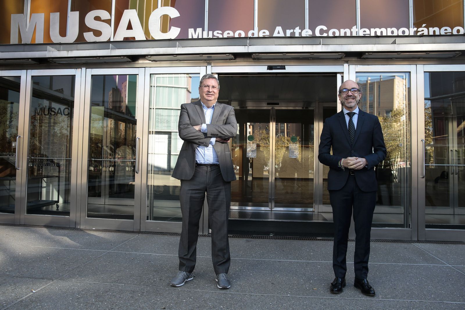 El ex consejero de Cultura, Javier Ortega, junto al director del MUSAC