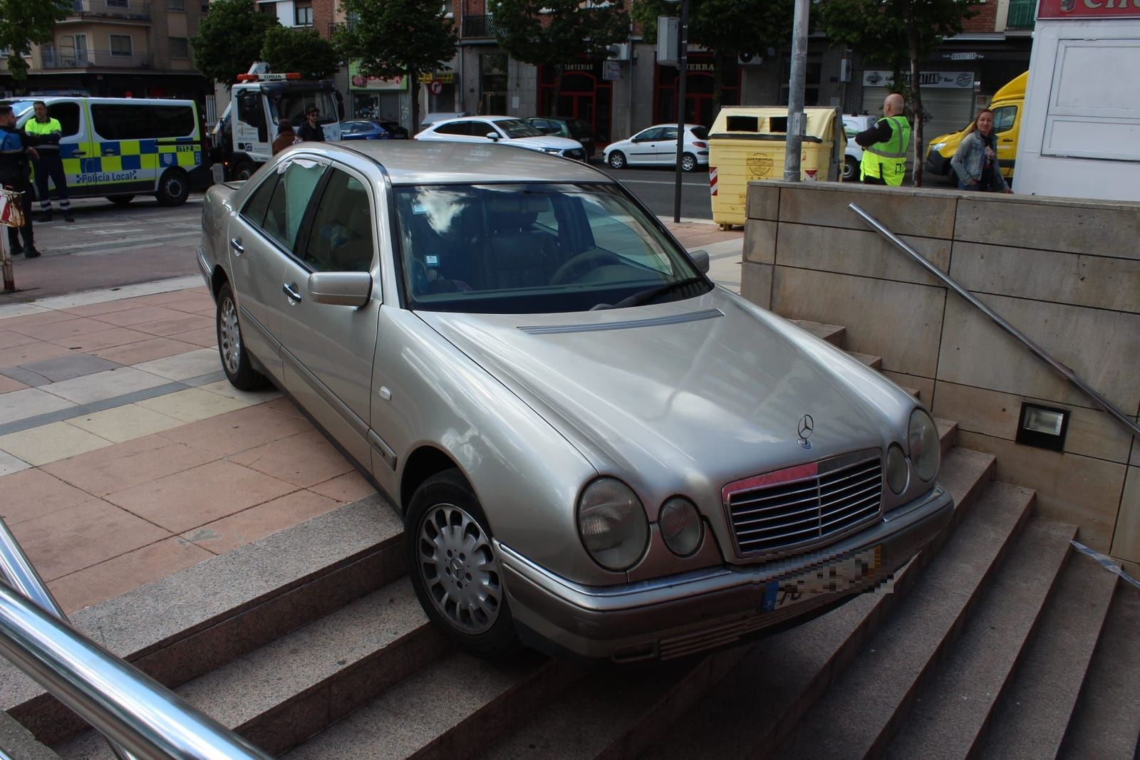 Vehículo atrapado en las escaleras de Vialia. Foto Carlos H.G