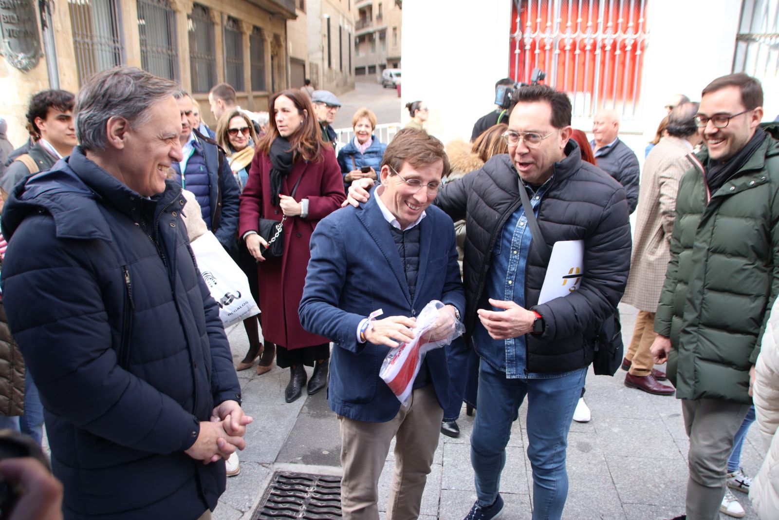 Almeida visita la carpa del pp del Liceo
