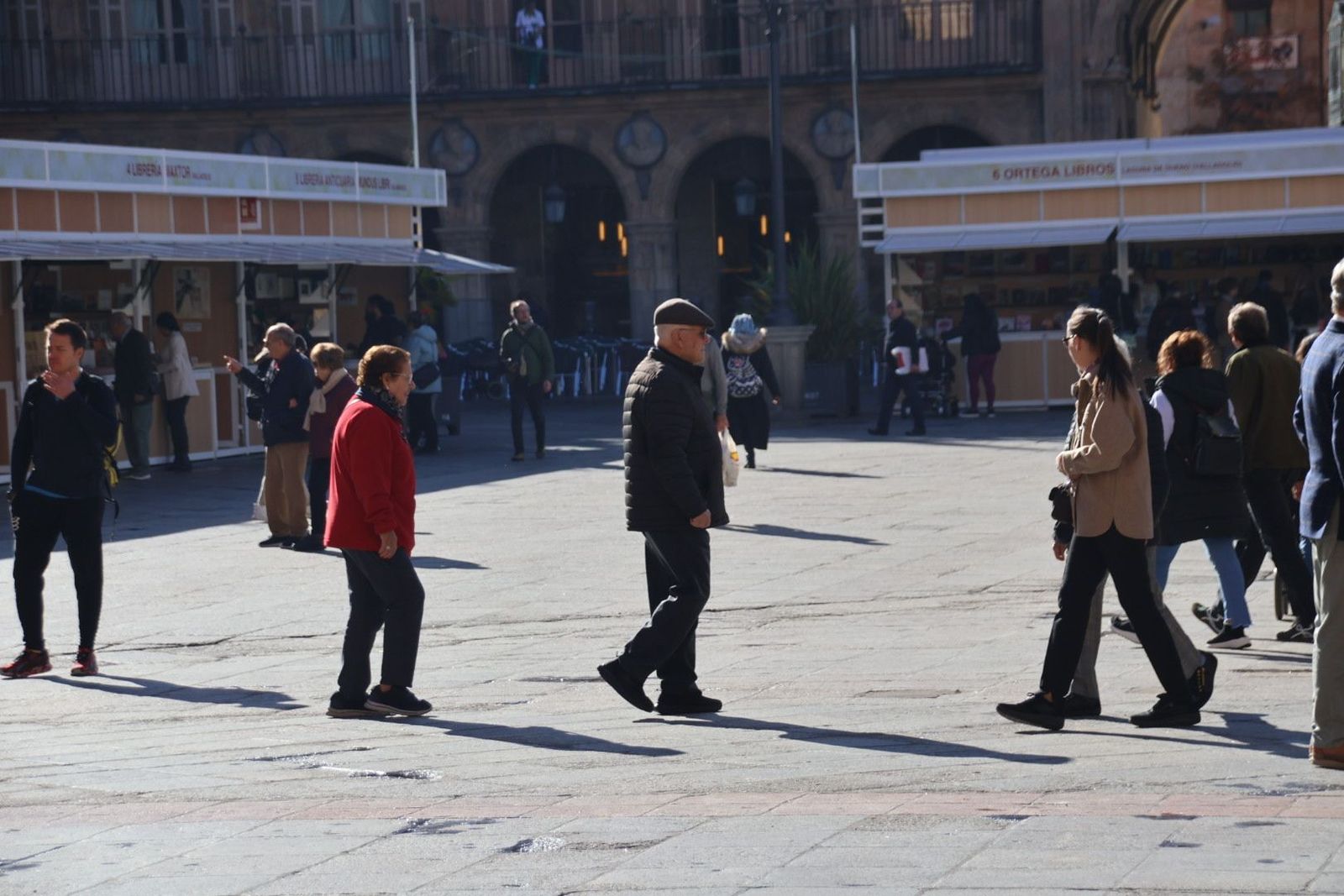 Gente paseando por las calles de Salamanca