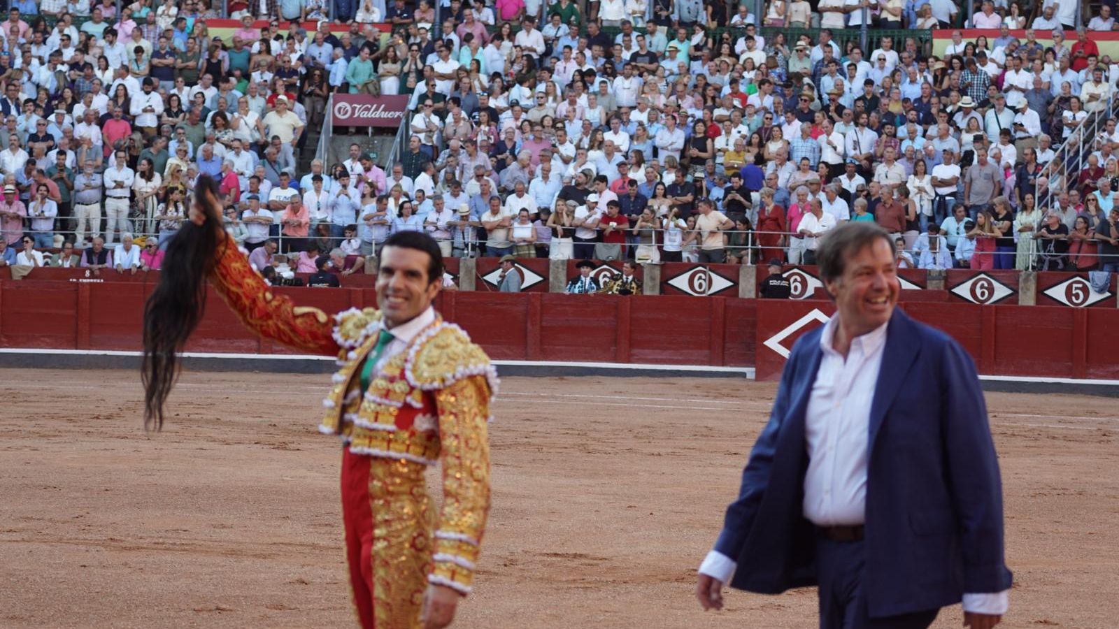 Emilio de Justo con Justo Hernández tras el indulto de 'Buenasuerte'
