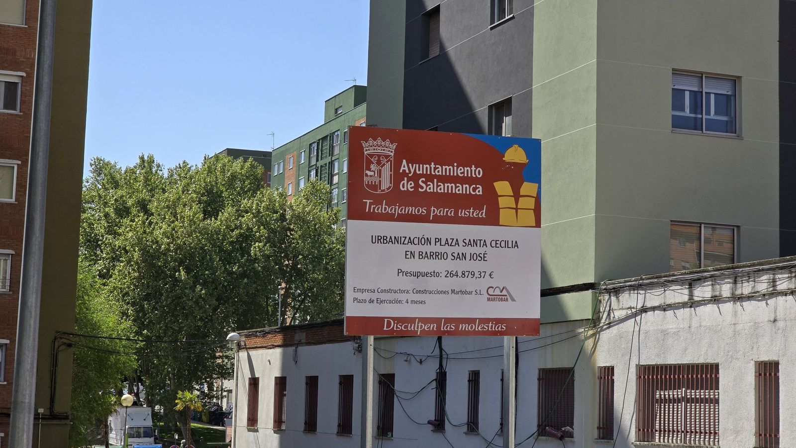 El alcalde de Salamanca, Carlos García Carbayo, visita las obras de urbanización de la plaza de Santa Cecilia del barrio de San José