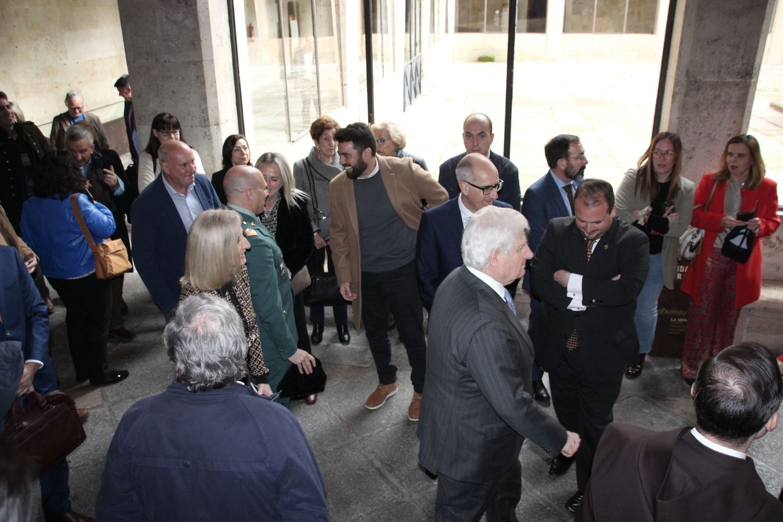 Descubrimiento del vítor conmemorativo junto a la capilla de la universidad