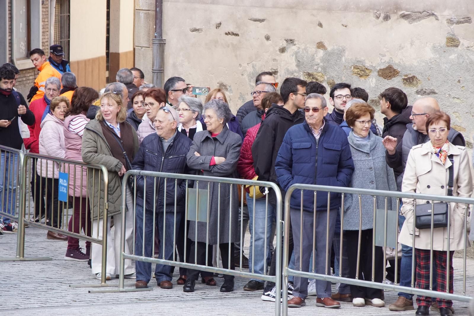 apertura-de-la-basilica-de-la-anunciacion-para-venerar-el-cuerpo-de-santa-teresa-en-alba-de-tormes-fotos-juanes-23