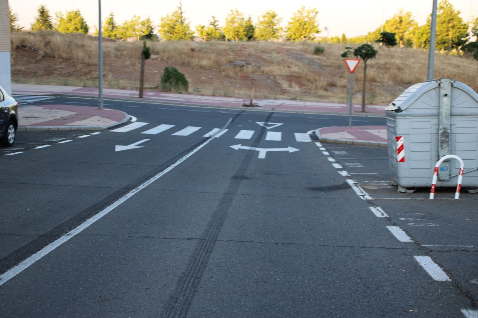 Arranca un árbol tras hacer ‘un recto’ en la calle Victoria al circular a gran velocidad y abandona su vehículo en el lugar (2)