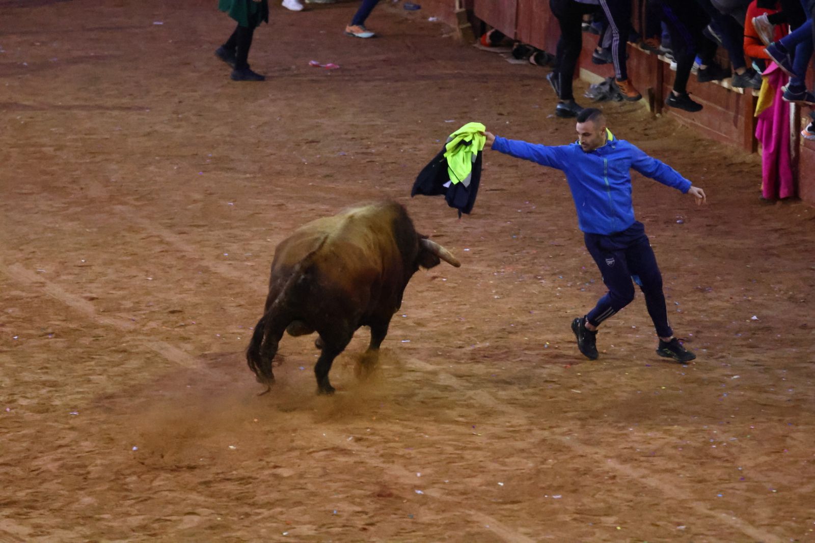 Capa y desencierro de tarde de lunes en el Carnaval del Toro 2026