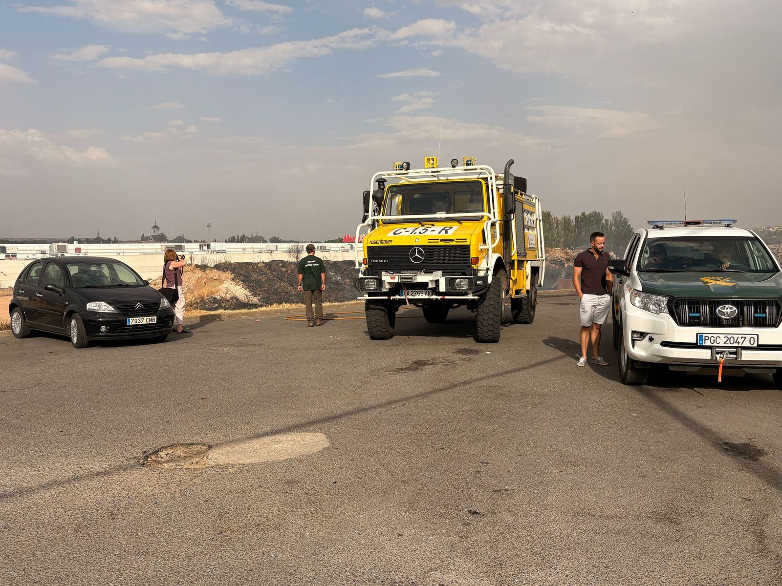 Los bomberos sofocan un gran incendio en el Polígono Industrial de Los Montalvos
