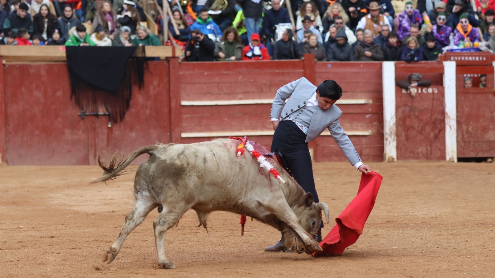Yeferson Vanegas con el segundo novillo de la tarde en la novillada sin picadores del bolsín taurino en Ciudad Rodrigo