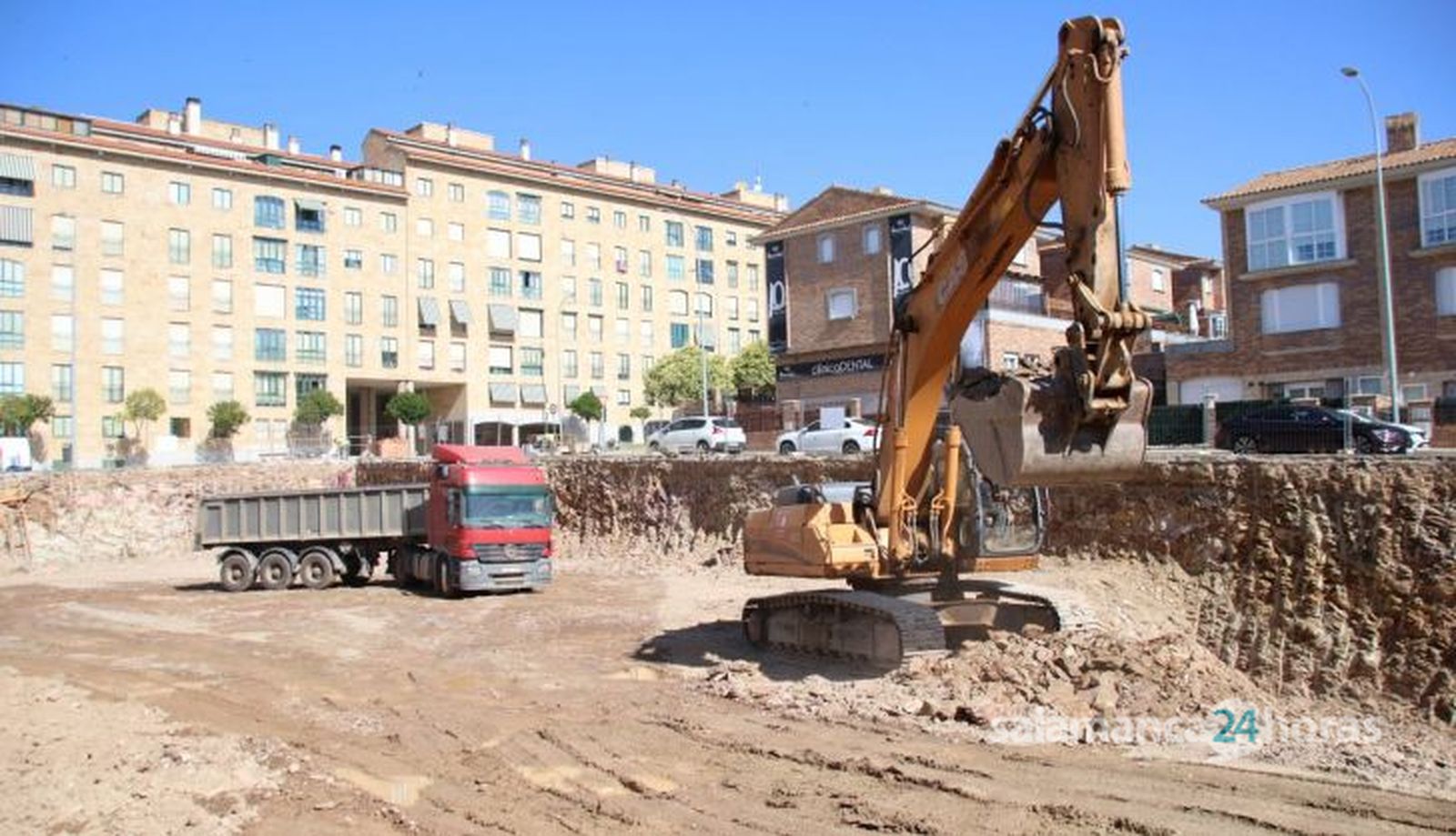 Carlos García Carbayo, visita las obras de construcción de una nueva promoción de vivienda pública en el barrio de Capuchinos