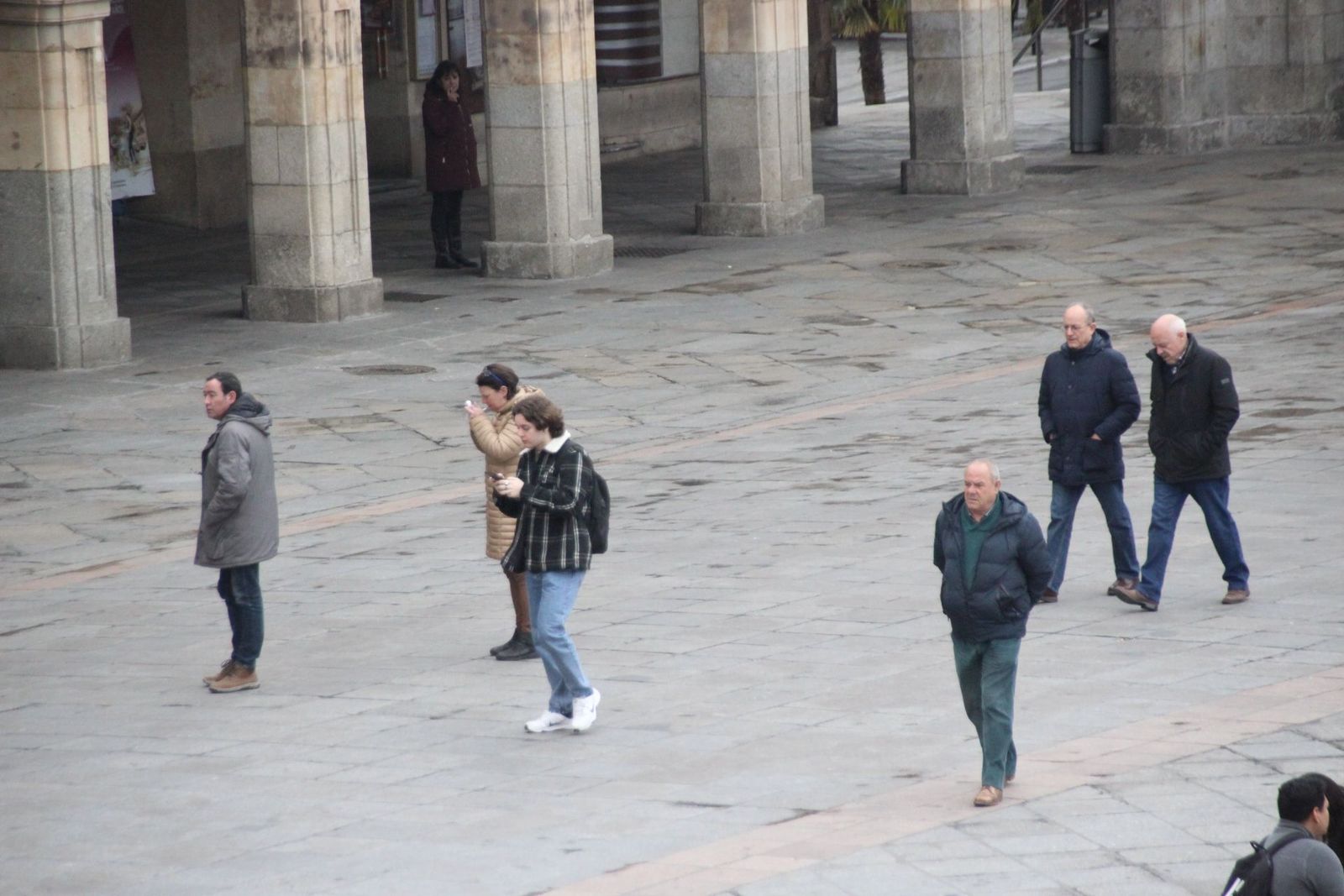 Gente paseando por la plaza mayor de Salamanca Gente paseando por la plaza mayor de Salamanca