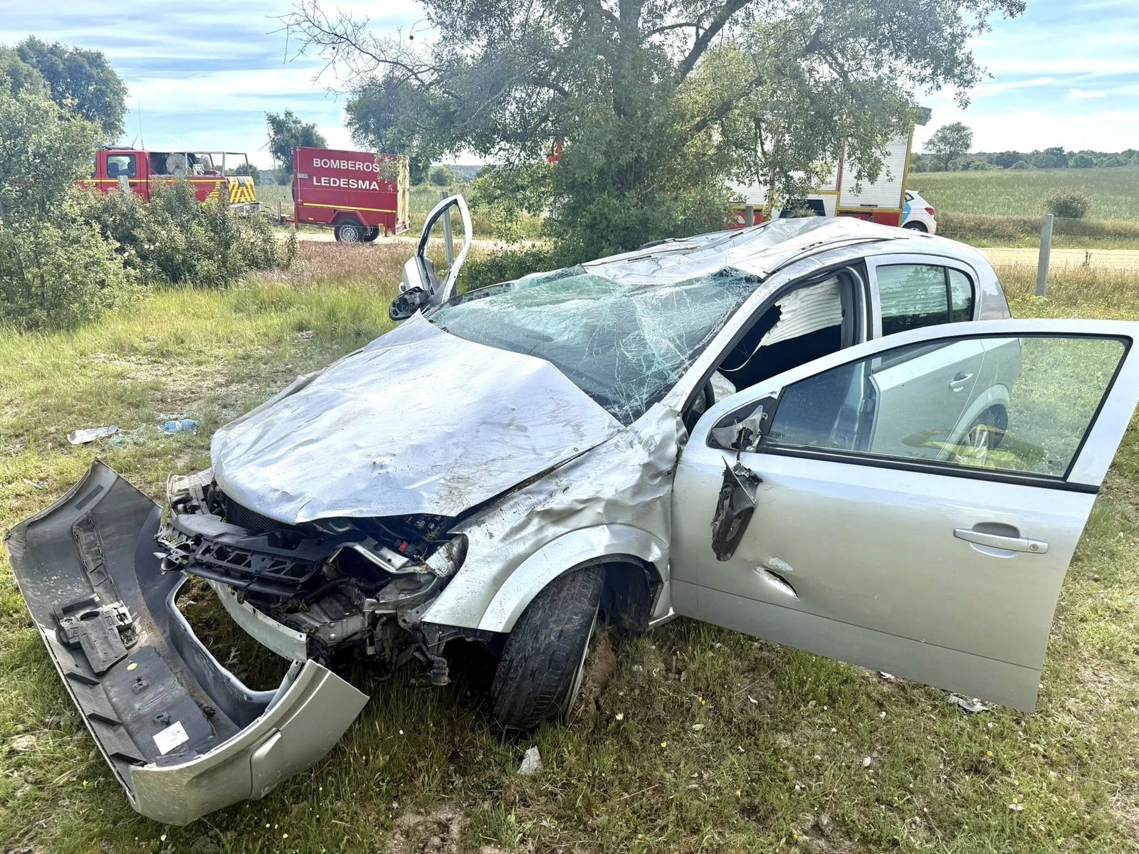 Rescatan a una joven atrapada en su coche en un camino forestal de Zamayón