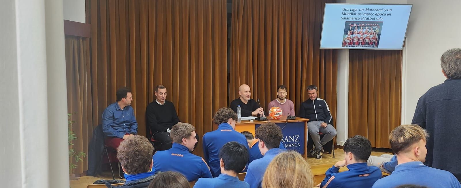 Charla sobre la importancia de los valores que se aprenden con el deporte . Fotos Colegio Calasanz (2)