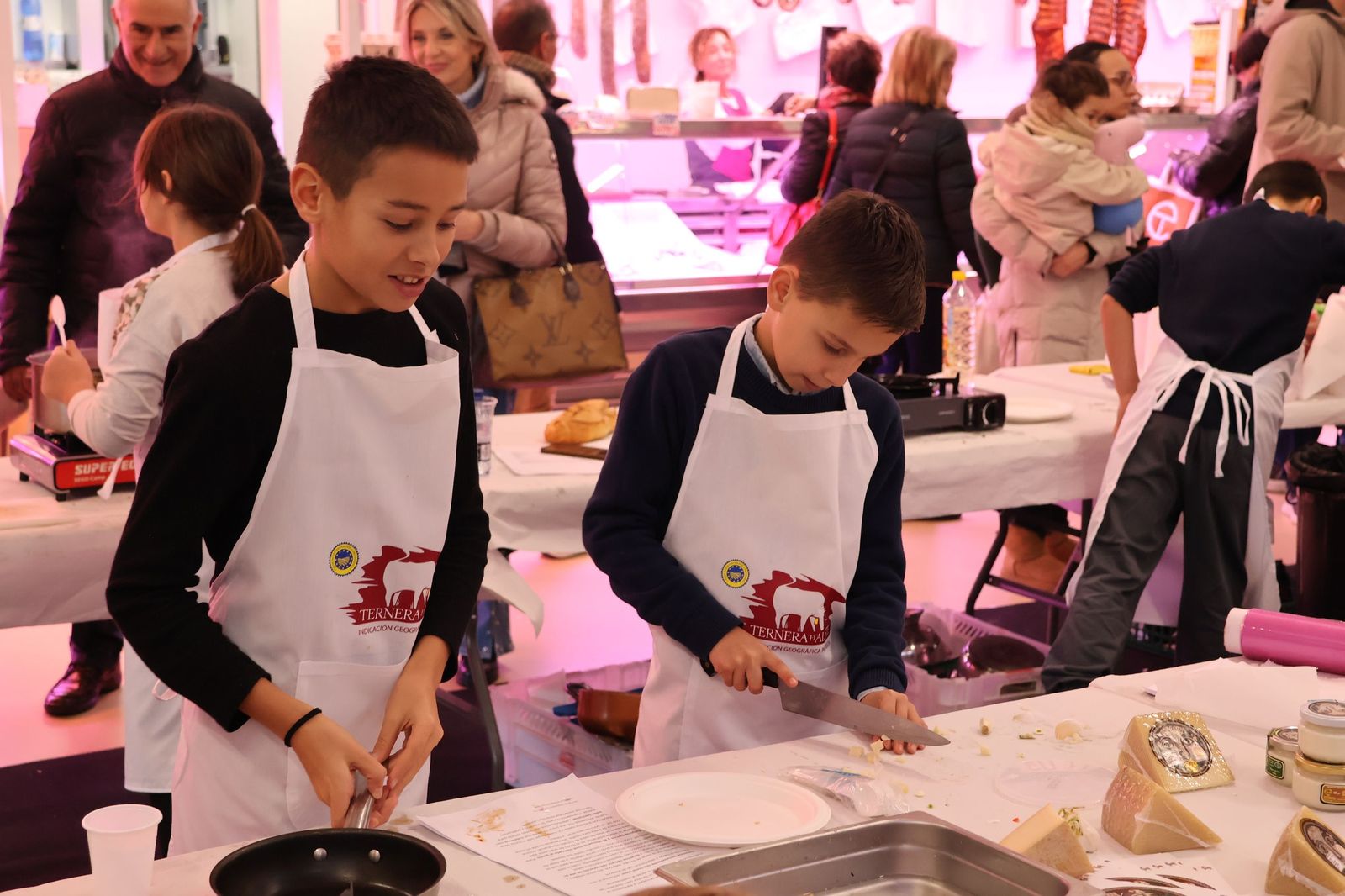 GALERÍA | Los niños descubren la gastronomía local mientras se divierten cocinando