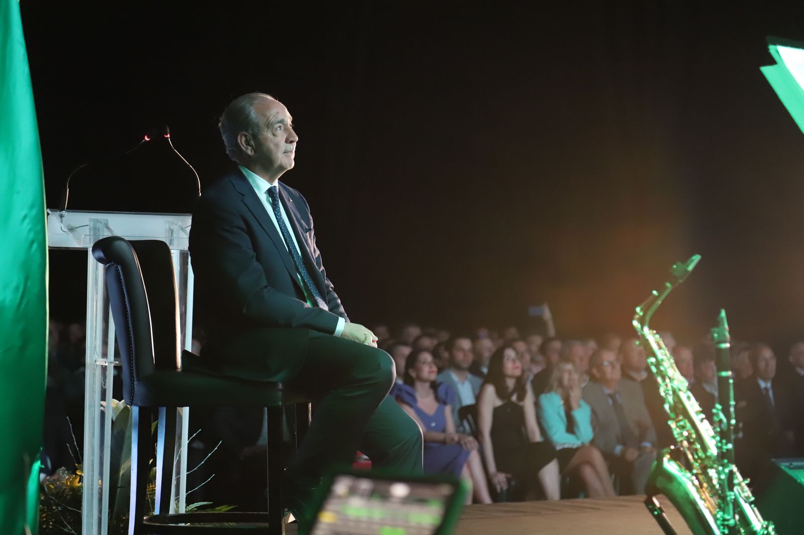 Cipriano García observa el vídeo realizado con testimonios de su familia