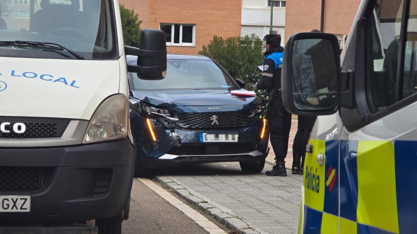 Un turismo choca contra un vehículo aparcado en el barrio del Tormes