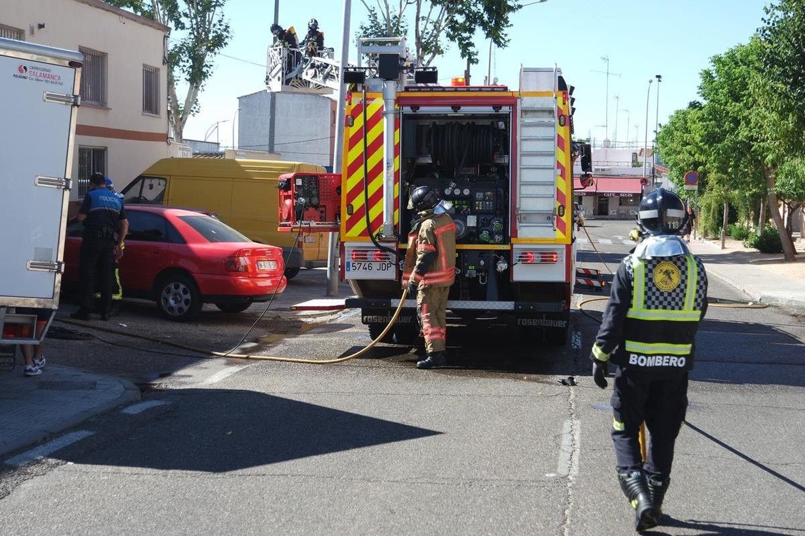 Bomberos apagando una barbacoa. Archivo