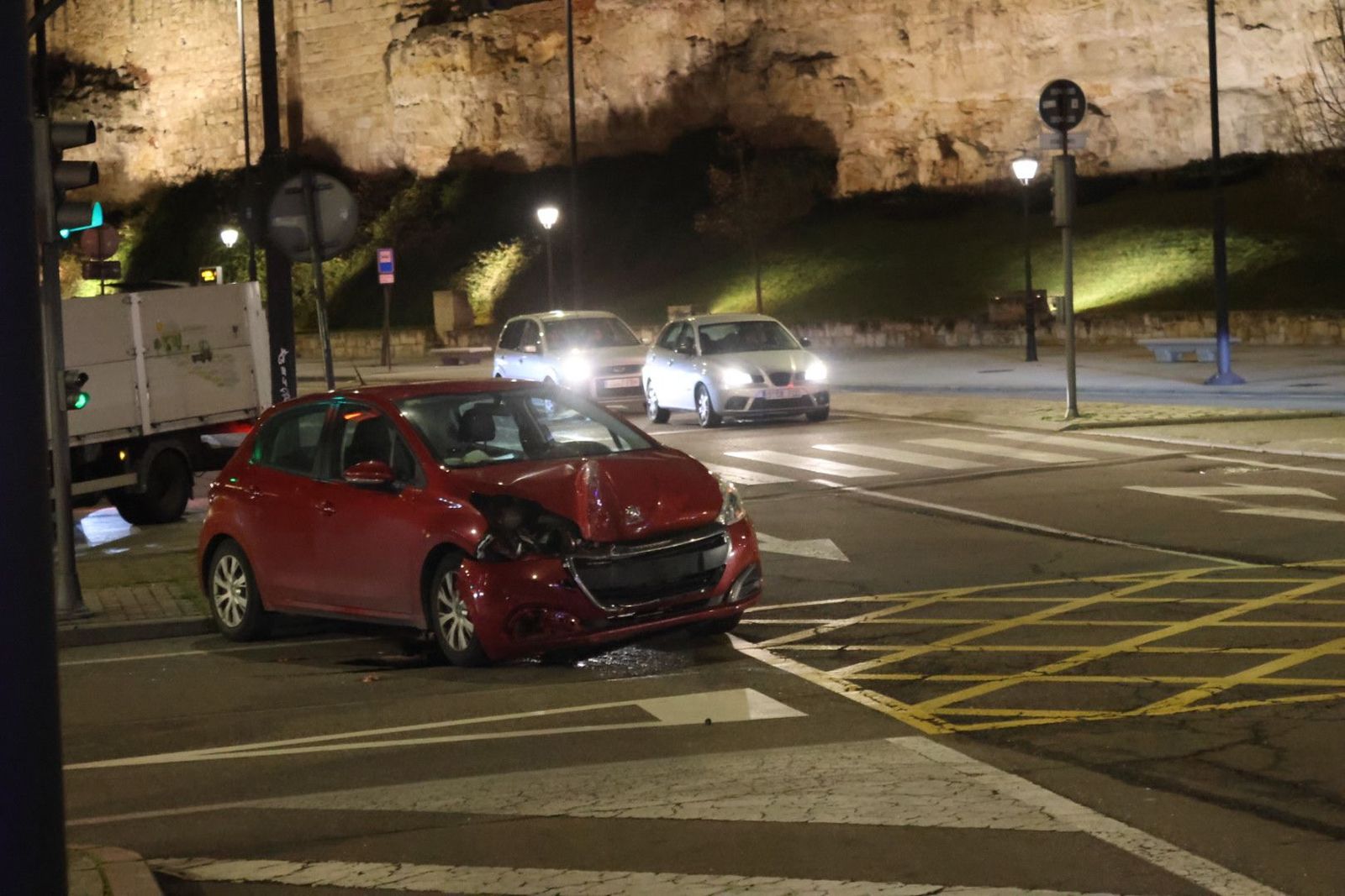 Turismo accidentado en el cruce avenida Reyes de España
