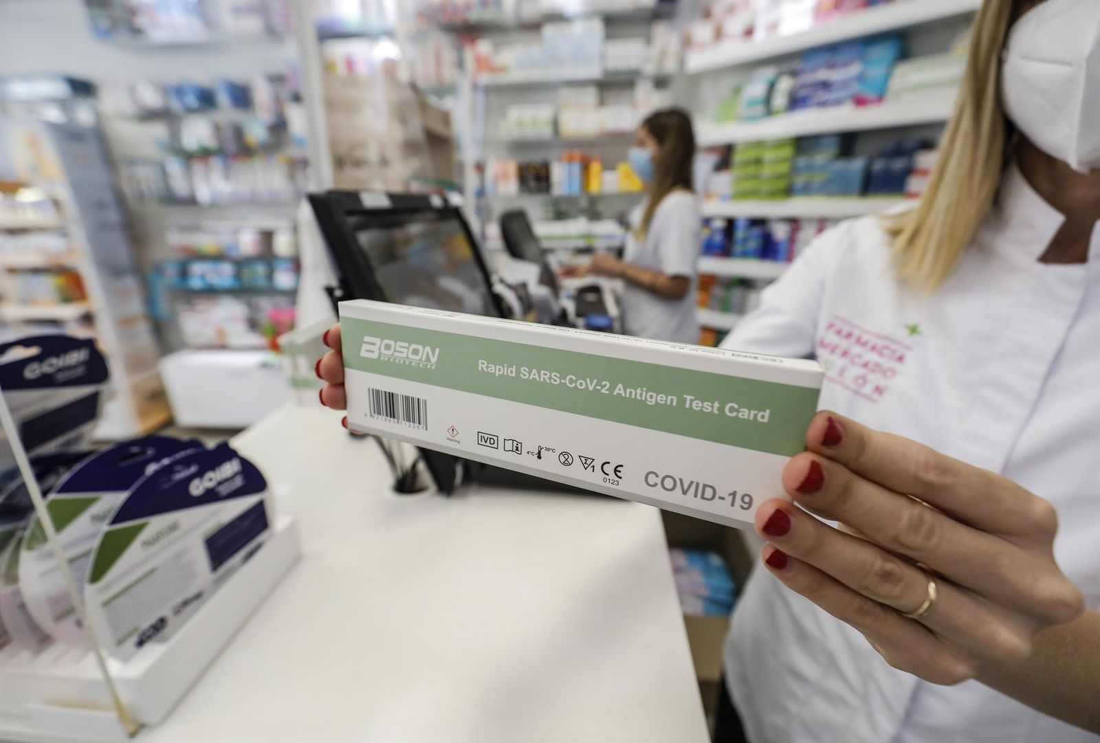 Una caja con test de antígenos contra la COVID 19 en una farmacia. EP
