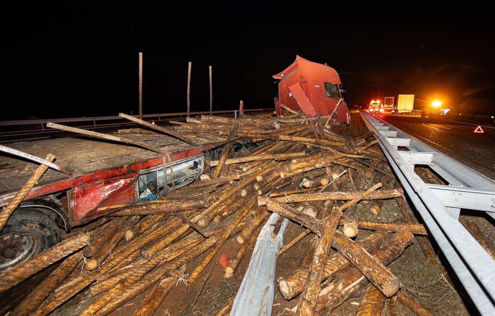 accidente-multiple-en-a-a-62-tras-el-vuelco-de-un-camion-de-madera-foto-vicente-ical-2