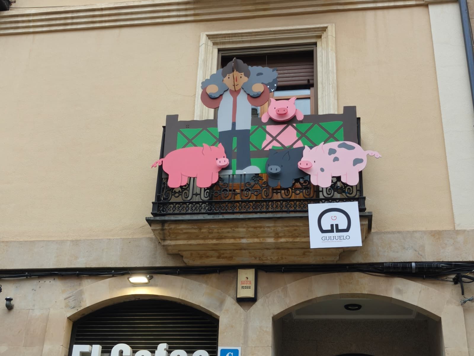 El Ayuntamiento de Salamanca potencia el comercio local de la Rúa con decoración en sus balcones