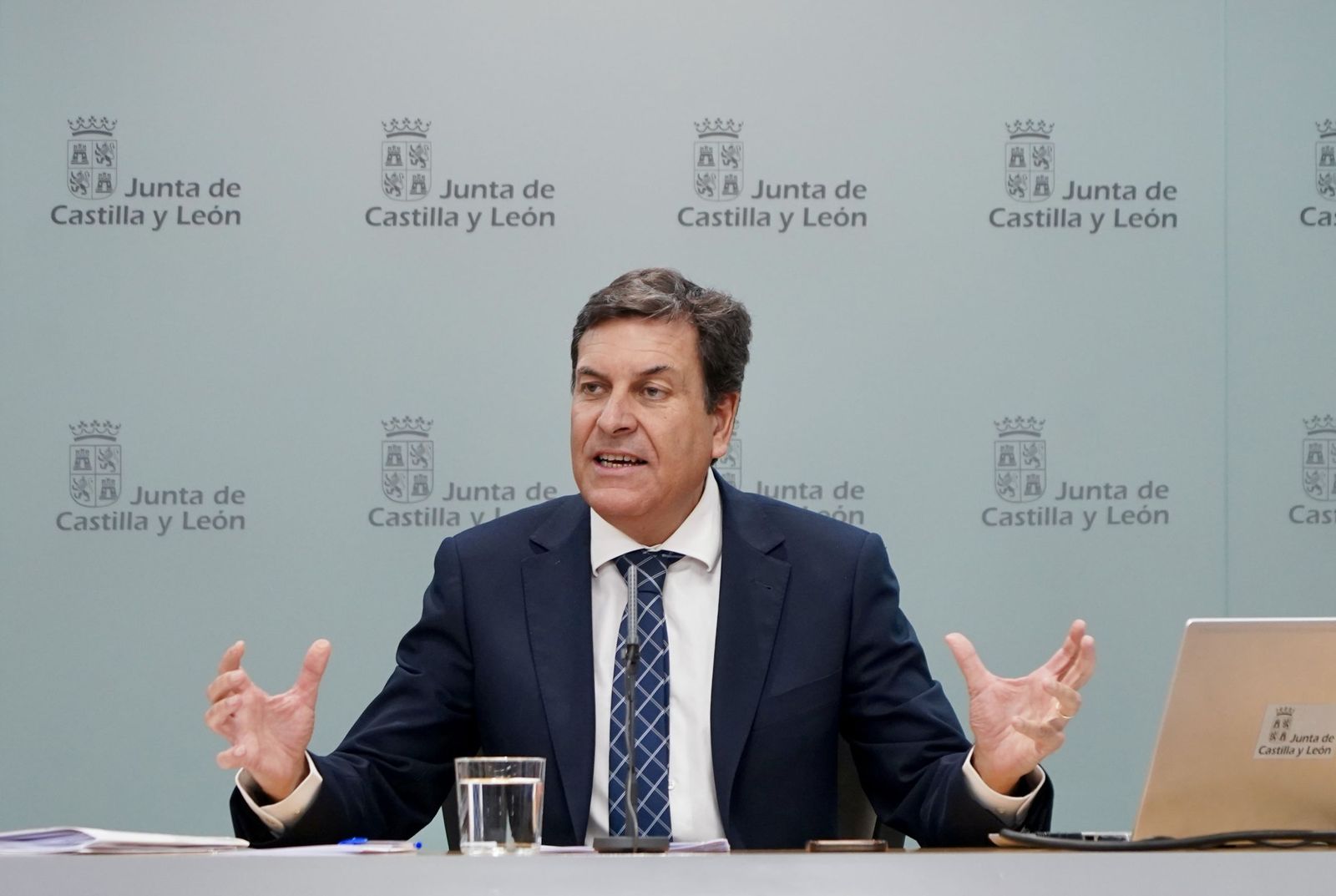 Leticia Pérez / ICAL . El consejero de Economía y Hacienda y portavoz, Carlos Fernández Carriedo, comparece en rueda de prensa posterior al Consejo de Gobierno