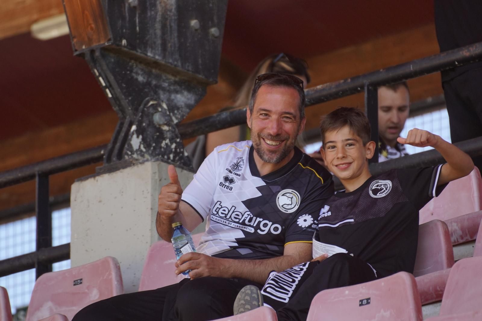 Gran ambiente en la grada para ver el partido entre Zamora - Unionistas en el Estadio Ruta de la Plata