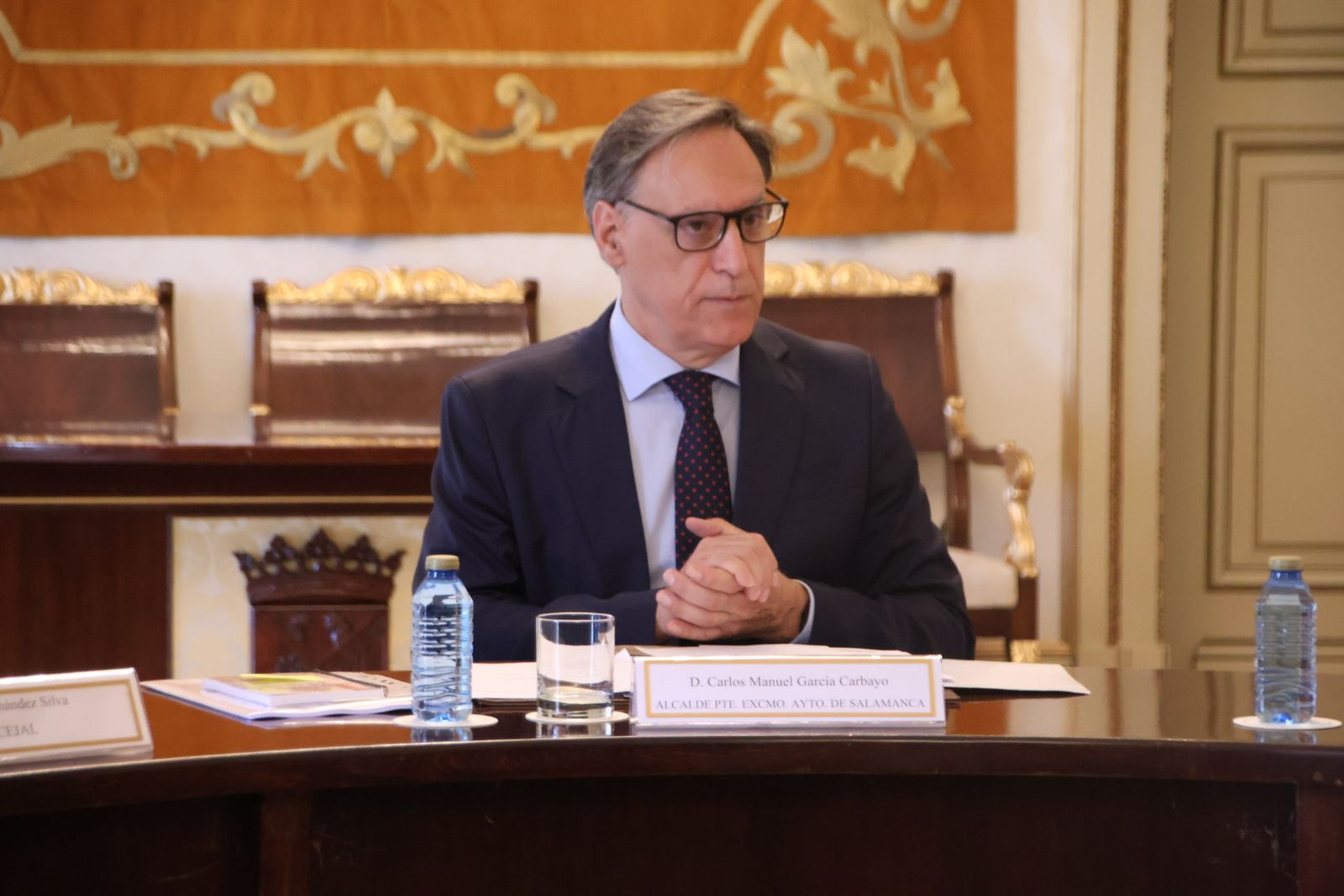 El alcalde de Salamanca, Carlos García Carbayo, preside la reunión del Jurado de Honores y Distinciones